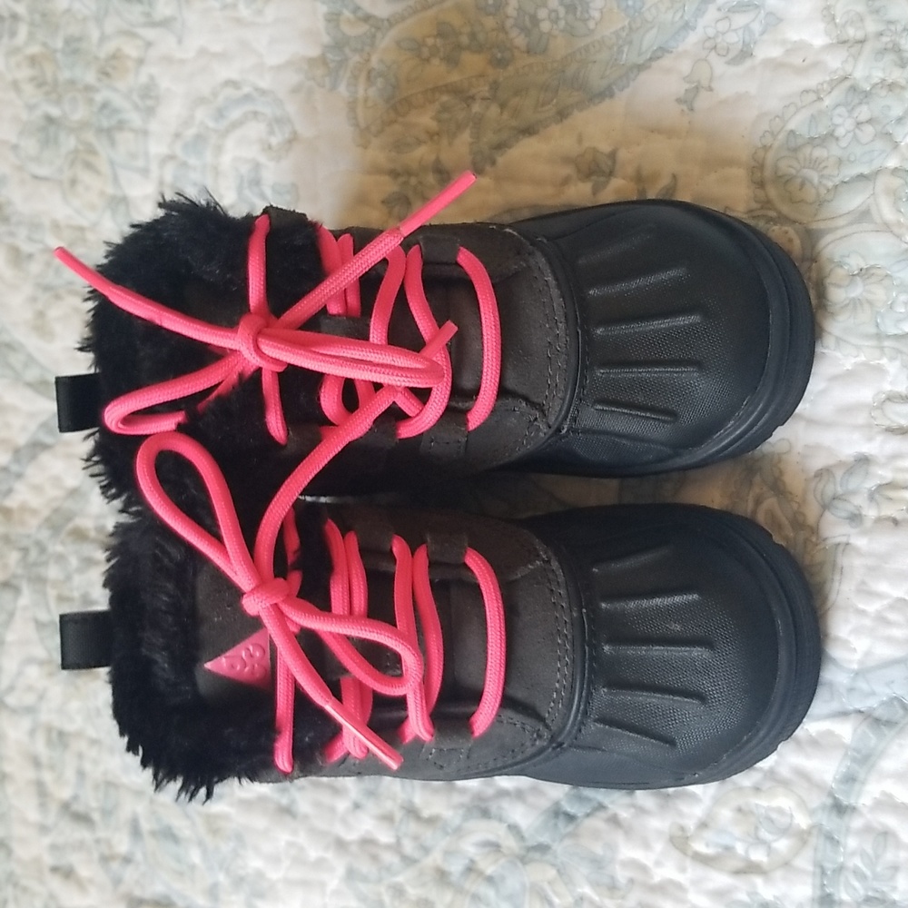 EUC Nike Woodside Chukka fur lined toddler boots